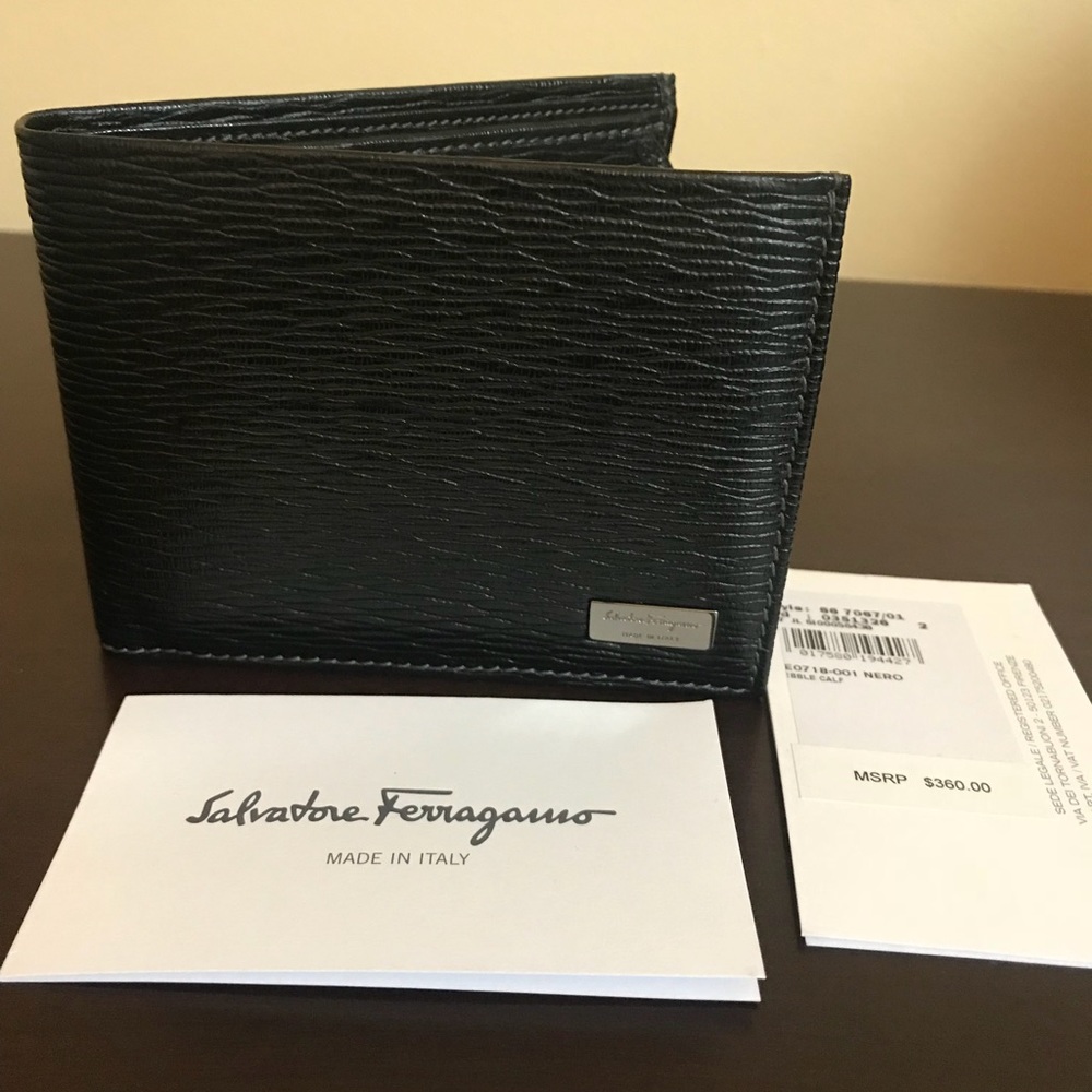 🔥Salvatore Ferragamo Bifold with Window ID.🔥